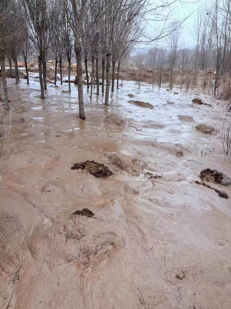 次生災(zāi)害襲擊過的村落。喬棟攝。