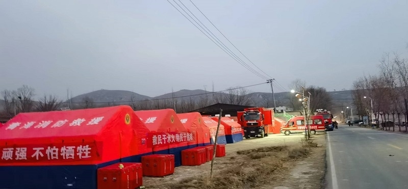 救災(zāi)隊員現(xiàn)場扎起了帳篷。王梅攝。