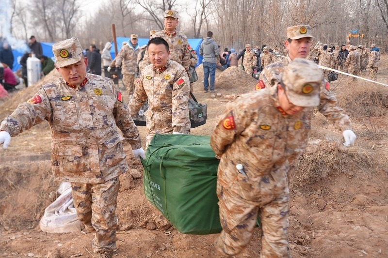 救援人員正在現(xiàn)場緊急搬運物資。賀勇攝。