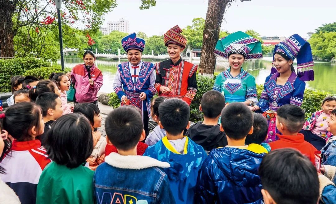 2023年4月25日，廣西桂林，“網(wǎng)絡(luò)法治宣傳一條街”在榕湖景區(qū)古南門“開街”，身穿民族服裝的工作人員演唱山歌向青少年普及網(wǎng)絡(luò)法治知識。