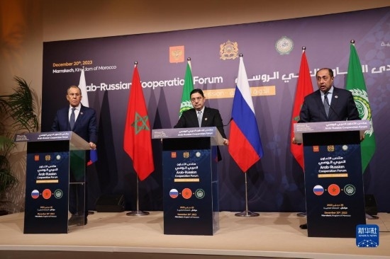 12月20日，在摩洛哥南部城市馬拉喀什舉行的第六屆阿拉伯-俄羅斯合作論壇主議程結(jié)束后，俄羅斯外交部長拉夫羅夫、摩洛哥外交大臣布里達(dá)、阿拉伯國家聯(lián)盟（阿盟）副秘書長胡薩姆·扎基（從左至右）出席記者會。新華社記者霍晶攝
