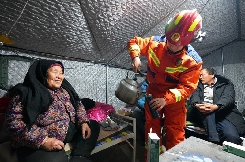 村民龔尕芳與消防員交流。賀勇攝。