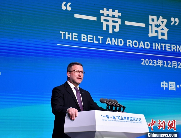 圖為活動(dòng)現(xiàn)場(chǎng)歐洲議會(huì)交通旅游委員會(huì)副主席烏伊海依·伊什特萬(wàn)致辭。 中新社記者 韓冰 攝