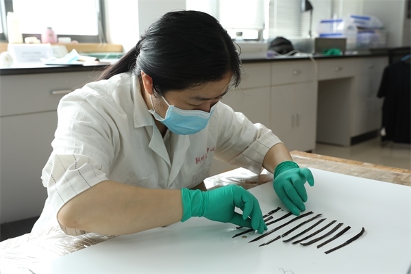 考古工作者正給竹簡(jiǎn)排序。國(guó)家文物局供圖