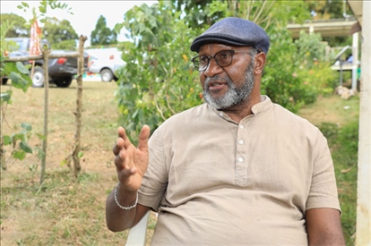 2023年12月18日，瓦努阿圖共和國總理夏洛特·薩爾維在瓦努阿圖公路項(xiàng)目二期馬勒庫拉段的移交儀式現(xiàn)場接受人民網(wǎng)采訪。人民網(wǎng) 賀吉攝