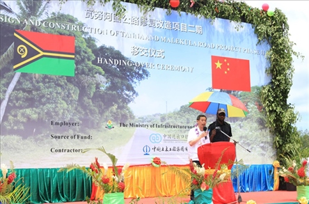 2023年12月18日，中國駐瓦努阿圖大使李名剛在瓦努阿圖公路項(xiàng)目二期馬勒庫拉段的移交儀式上發(fā)表致辭。人民網(wǎng) 賀吉攝