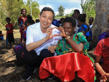 2023年12月18日，中國駐瓦努阿圖大使李名剛和前來觀看瓦努阿圖公路項(xiàng)目二期馬勒庫拉段移交儀式的當(dāng)?shù)鼐用窈嫌啊Ｈ嗣窬W(wǎng) 賀吉攝