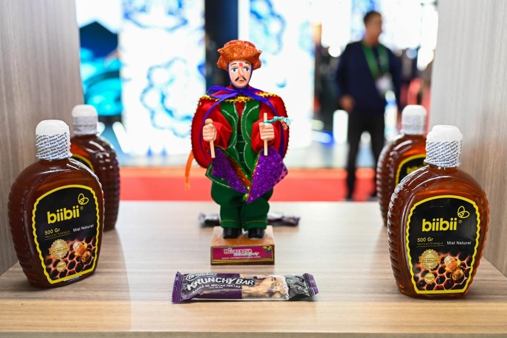 2023年11月8日在第六屆進(jìn)博會(huì)上拍攝的尼加拉瓜蜂蜜產(chǎn)品。