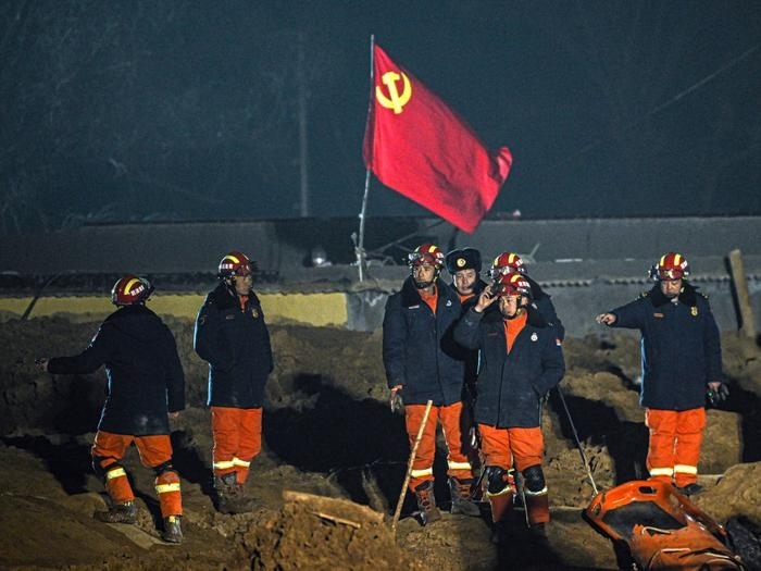 2023年12月21日，救援隊員在青海省海東市民和回族土族自治縣中川鄉(xiāng)金田村現(xiàn)場救援。新華社記者 張龍 攝