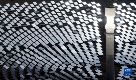 這是2023年6月11日在青海省海西蒙古族藏族自治州格爾木市拍攝的一座光熱電站（無人機照片）。 新華社記者 張宏祥 攝