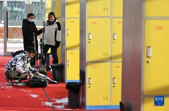 12月21日，游客在滑雪服務大廳整理滑雪裝備。