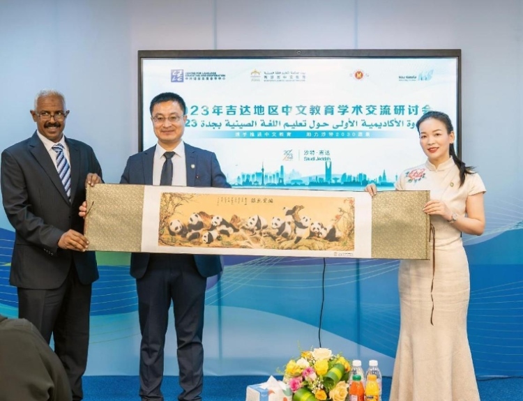 主辦方向與會(huì)代表贈(zèng)送書畫作品。主辦方供圖