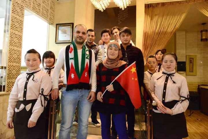 穆罕奈德夫婦與餐廳員工合影。共享聯(lián)盟·義烏 呂斌 攝