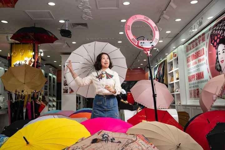 在義烏打拼了27年的商戶張吉英，正通過直播銷售雨傘。義烏市委宣傳部供圖