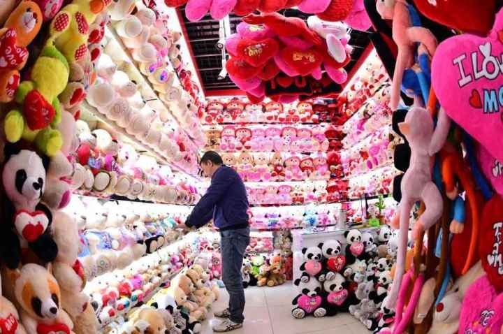 商戶在店鋪內(nèi)整理毛絨玩具。共享聯(lián)盟·義烏 呂斌 攝
