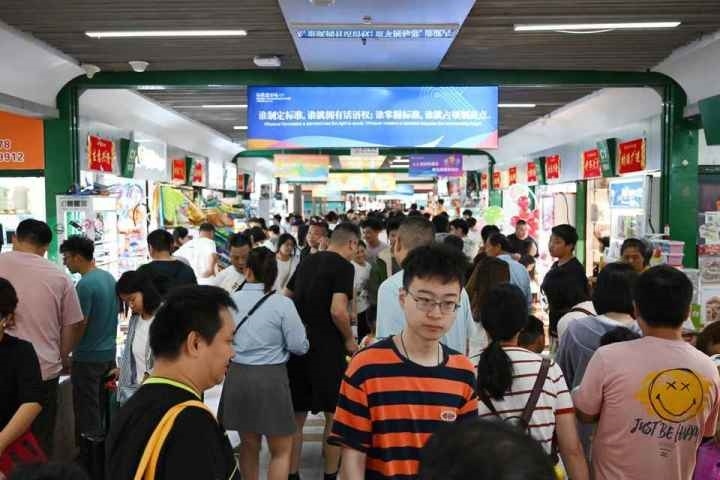國慶長假期間，“世界超市”摩肩接踵。共享聯(lián)盟·義烏 吳峰宇 攝