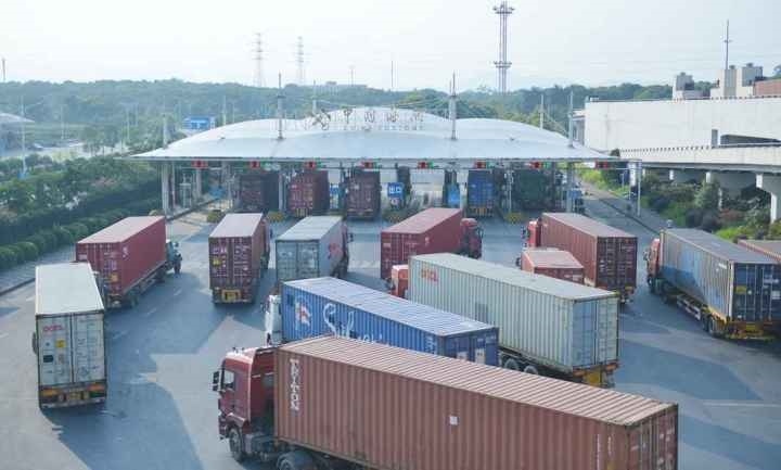 義烏海關排隊等待出關的車輛。共享聯(lián)盟·義烏 吳峰宇 攝