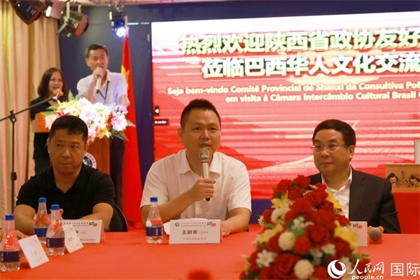 中國駐里約熱內(nèi)盧代總領(lǐng)事王尉育（中）在座談會(huì)中致辭。人民網(wǎng)記者 陳海琪攝