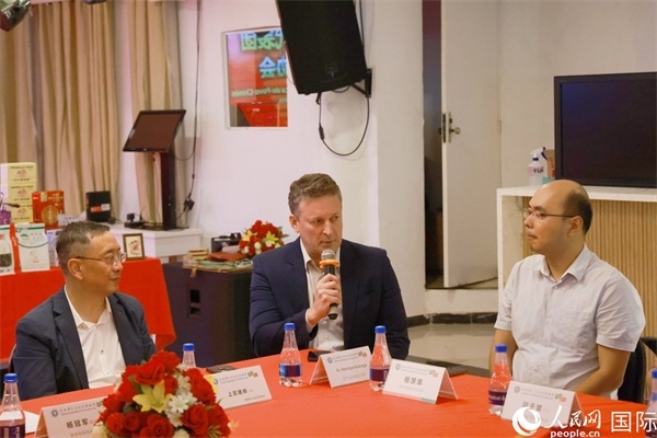 巴西中國友好協(xié)會(huì)主席恩里克·諾布雷加（中）在座談會(huì)中發(fā)言。人民網(wǎng)記者 陳海琪攝