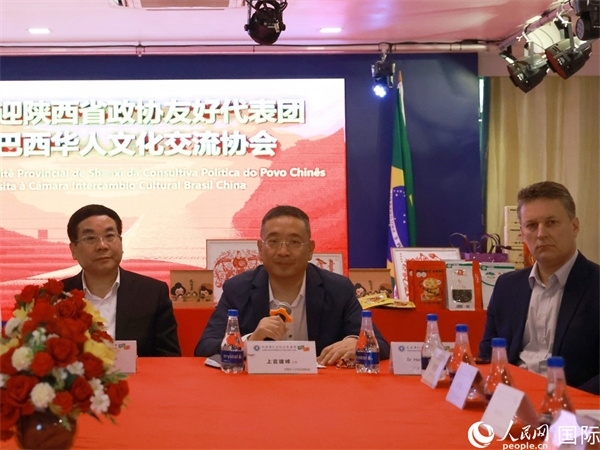 巴西華人文化交流協(xié)會(huì)主席上官建峰（中）在座談會(huì)上發(fā)言。人民網(wǎng)記者 陳海琪攝