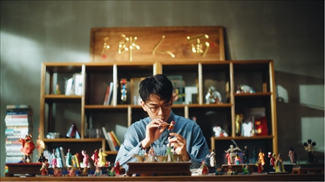 郎佳子彧通過短視頻直播，讓更多人關(guān)注并喜歡捏面人。受訪者供圖