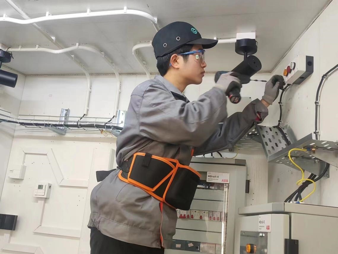 張強(qiáng)在安裝指示燈盒實(shí)訓(xùn)中。高磊磊 攝