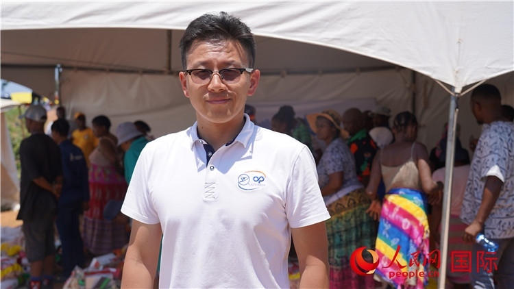 延鋒彼歐南非公司總經(jīng)理張?chǎng)伟l(fā)言致辭。人民網(wǎng) 張茜攝