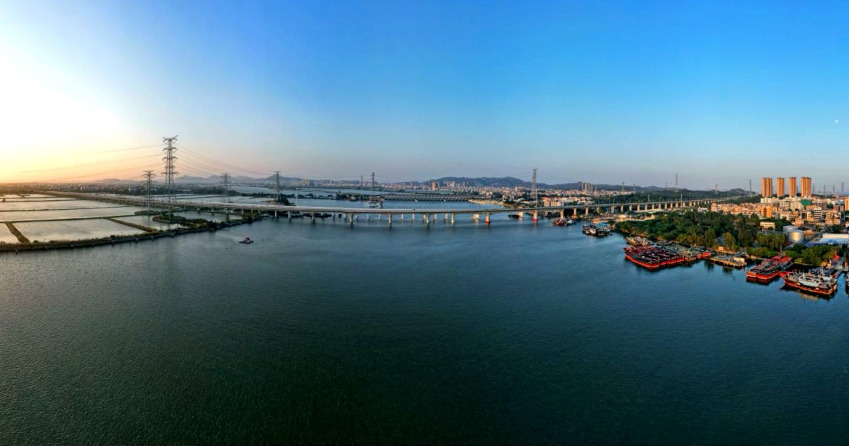 汕汕鐵路練特江大橋。國鐵集團供圖