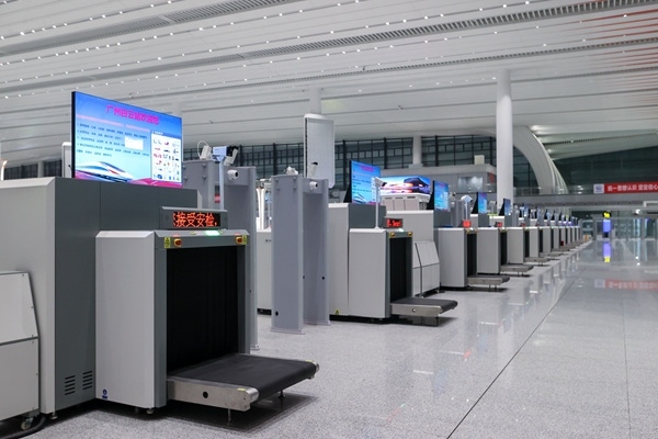 進站大廳整齊擺放的安檢儀。