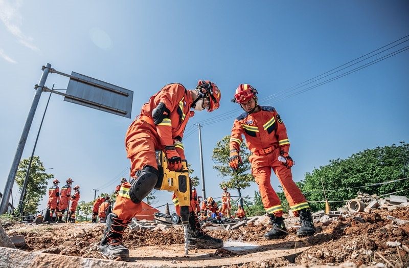 周彩琪和隊友在救援現(xiàn)場。受訪者供圖