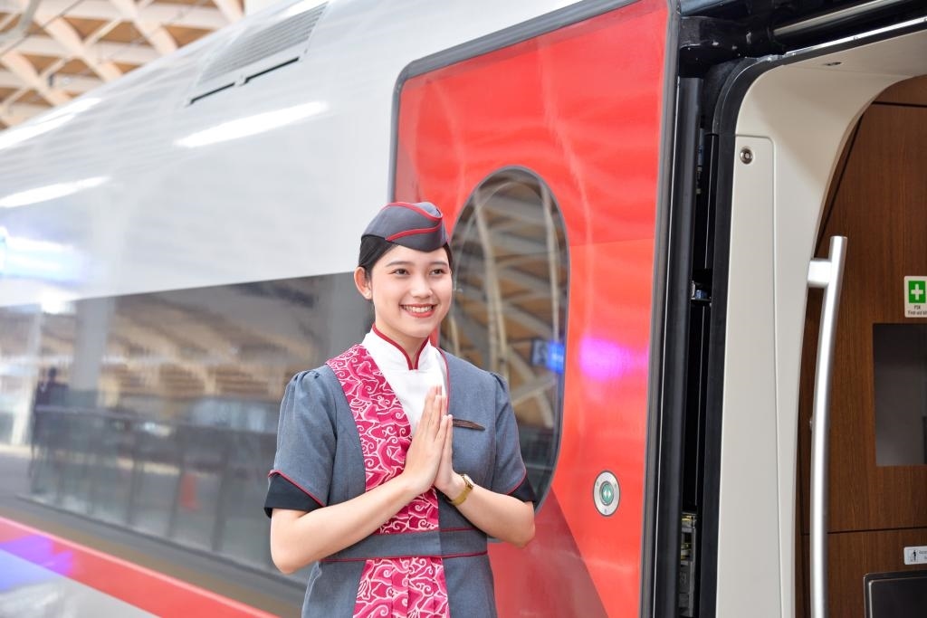 12月12日，乘務(wù)人員在印度尼西亞雅加達的哈利姆車站站臺歡迎乘坐雅萬高鐵的乘客。新華社記者徐欽攝