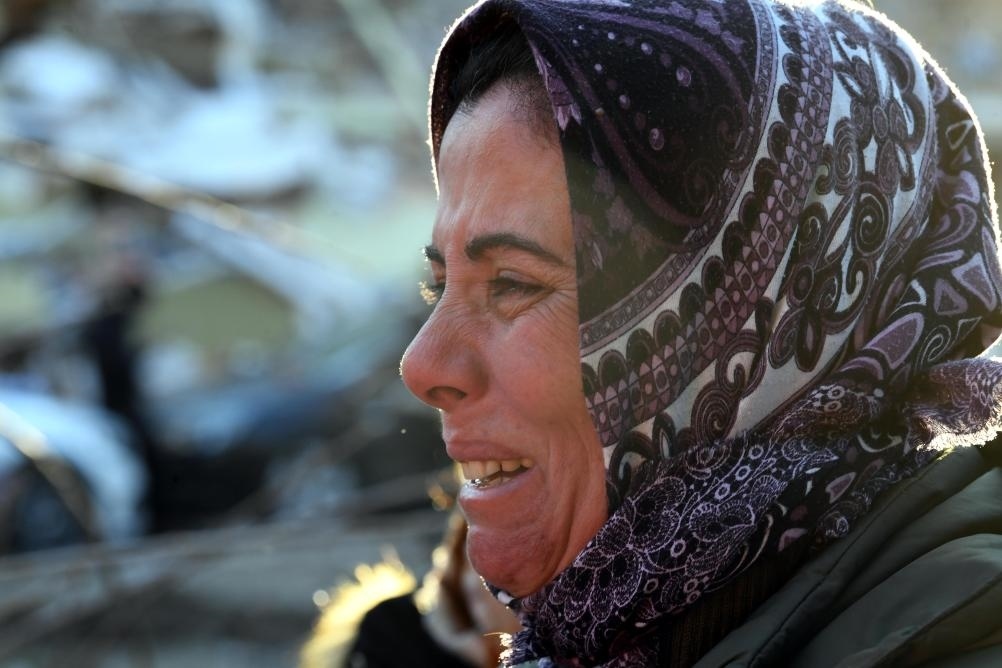 2月8日，在土耳其哈塔伊的一處地震廢墟，當?shù)鼐用竦却H人的消息。新華社記者沙達提攝