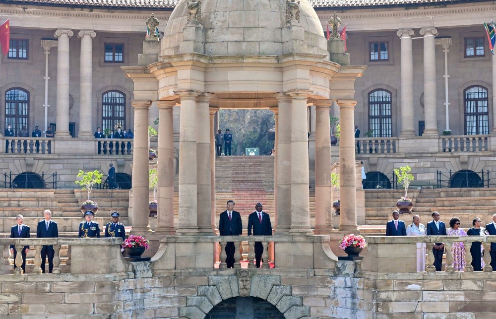 當(dāng)?shù)貢r間8月22日上午，正在南非進(jìn)行國事訪問的國家主席習(xí)近平在比勒陀利亞總統(tǒng)府同南非總統(tǒng)拉馬福薩會談。會談前，拉馬福薩在總統(tǒng)府廣場為習(xí)近平舉行歡迎儀式。新華社記者 殷博古 攝