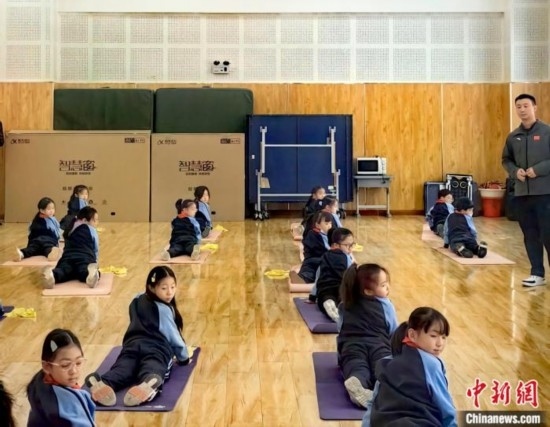 逸陽文思學校學生正在進行運動恢復(fù)矯正訓(xùn)練。<a target='_blank' href='/' ><p align=