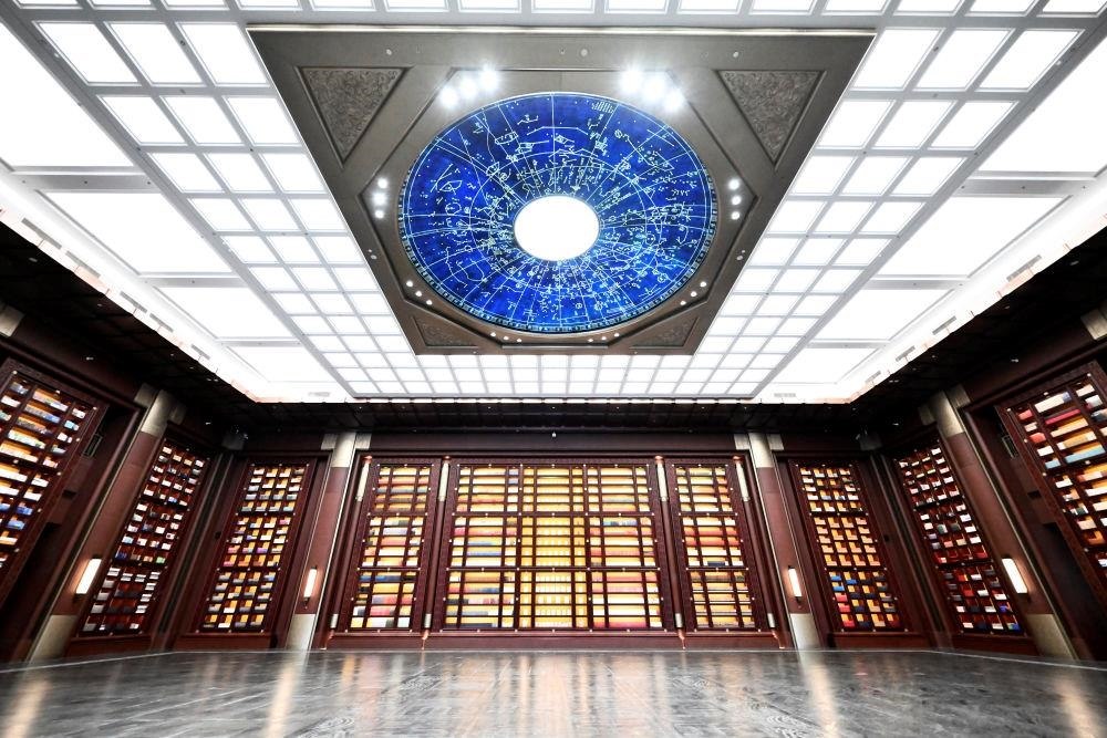 △中國(guó)國(guó)家版本館中央總館“文瀚閣”內(nèi)景。星空穹頂上是一幅宋代石刻天文圖，傳遞著“文瀚閣”的寓意：中華文明如星空般浩瀚璀璨。