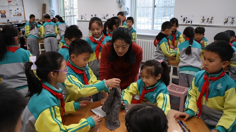 科學(xué)老師教同學(xué)制作消聲裝置。校方供圖