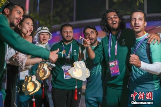 資料圖：9月29日，中國(guó)傳統(tǒng)節(jié)日中秋節(jié)，杭州亞運(yùn)會(huì)運(yùn)動(dòng)員村舉辦中秋主題活動(dòng)，中外運(yùn)動(dòng)員們歡聚一堂。圖為沙特阿拉伯運(yùn)動(dòng)員手持燈籠拍攝照片。<a target='_blank' href='/'><p align=
