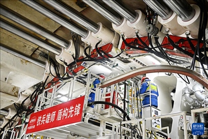 12月30日，中鐵十四局技術(shù)人員在盾構(gòu)掘進(jìn)開始前檢查“海天號(hào)”盾構(gòu)機(jī)。新華社記者 李紫恒 攝