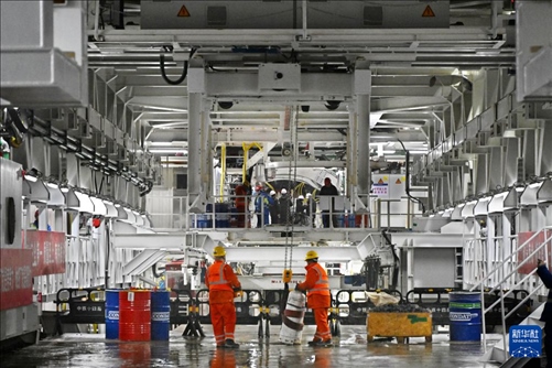 12月30日，建設(shè)者在青島膠州灣第二隧道工程南線主線隧道盾構(gòu)掘進(jìn)現(xiàn)場(chǎng)作業(yè)。新華社記者 李紫恒 攝