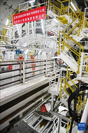 12月30日，建設(shè)者在青島膠州灣第二隧道工程南線主線隧道盾構(gòu)掘進(jìn)現(xiàn)場(chǎng)作業(yè)。新華社記者 李紫恒 攝