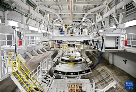 12月30日，建設(shè)者在青島膠州灣第二隧道工程南線主線隧道盾構(gòu)掘進(jìn)現(xiàn)場(chǎng)作業(yè)。新華社記者 李紫恒 攝