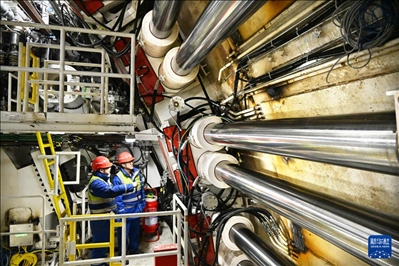 12月30日，中鐵十四局技術(shù)人員在盾構(gòu)掘進(jìn)開始前檢查“海天號(hào)”盾構(gòu)機(jī)。新華社記者 李紫恒 攝