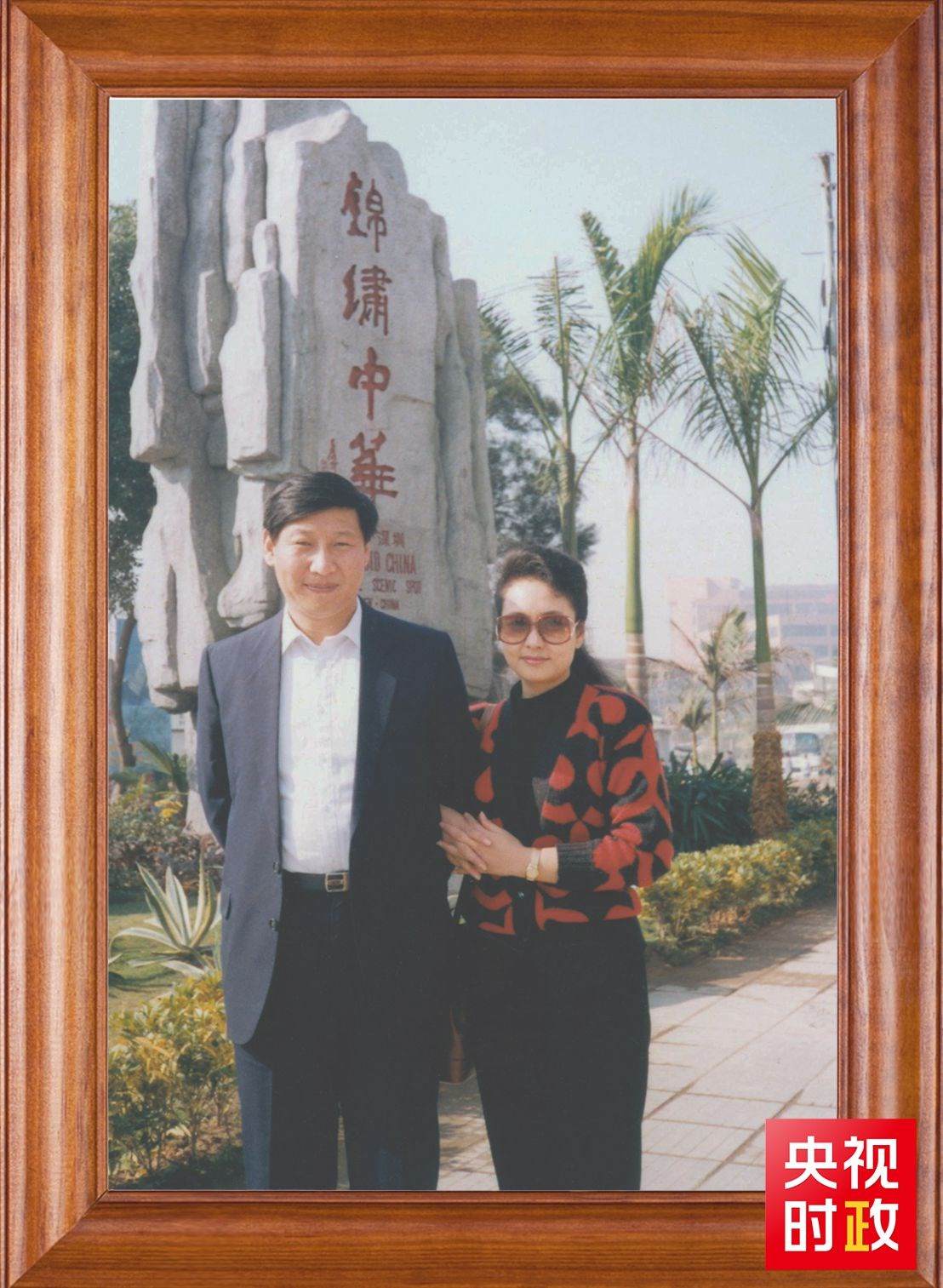 △這是習(xí)近平和夫人彭麗媛的合影。這張照片第一次出現(xiàn)在他的書架上。