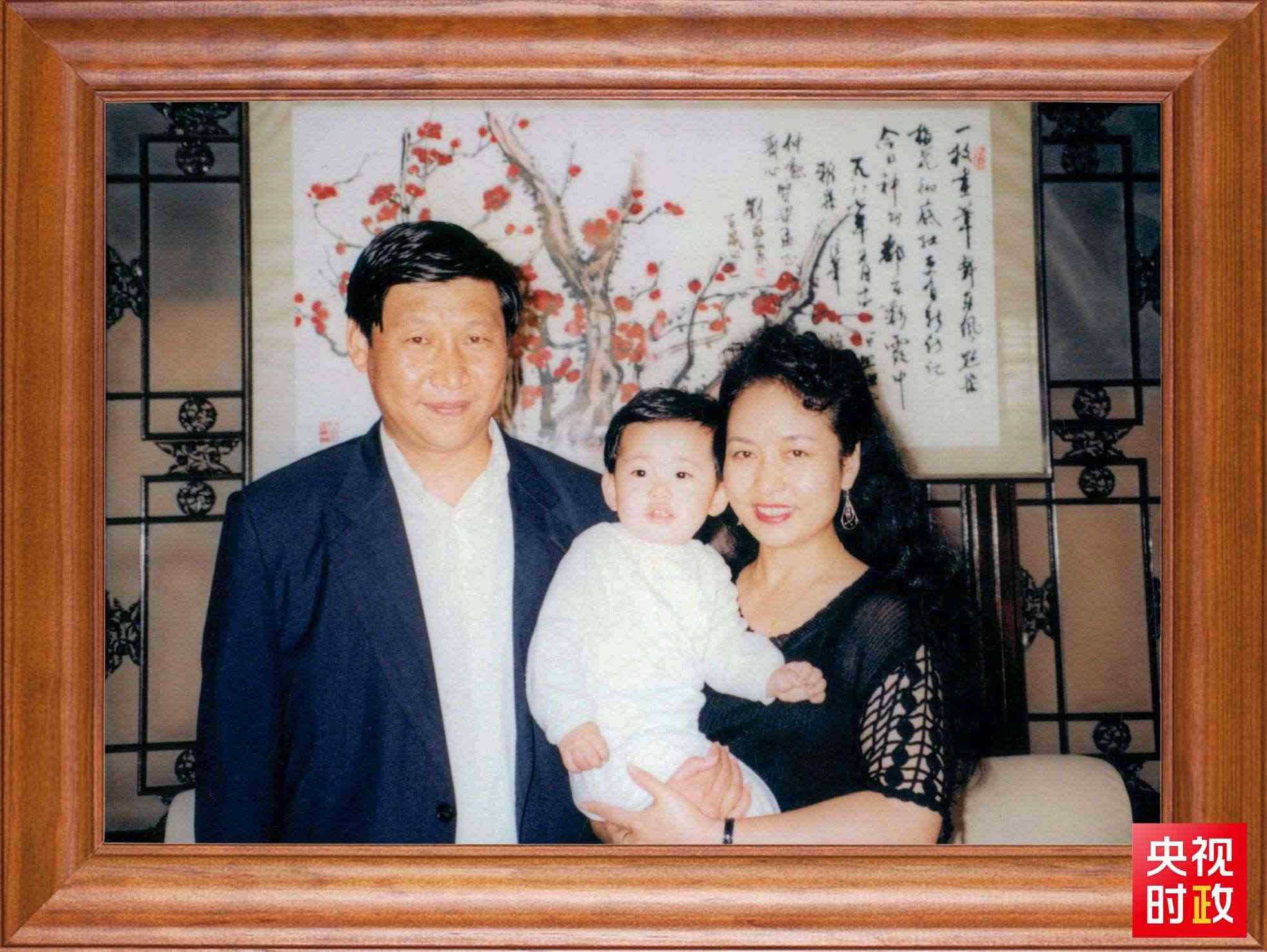 △這是習(xí)近平一家三口的合影。這張照片第一次出現(xiàn)在他的書架上。