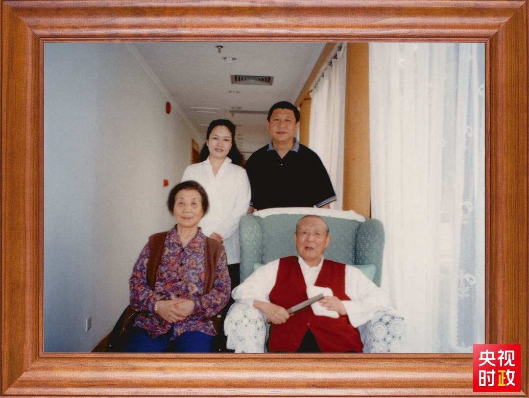△這是習(xí)近平夫婦同父親習(xí)仲勛、母親齊心的合影。這張照片第一次出現(xiàn)在他的書架上。