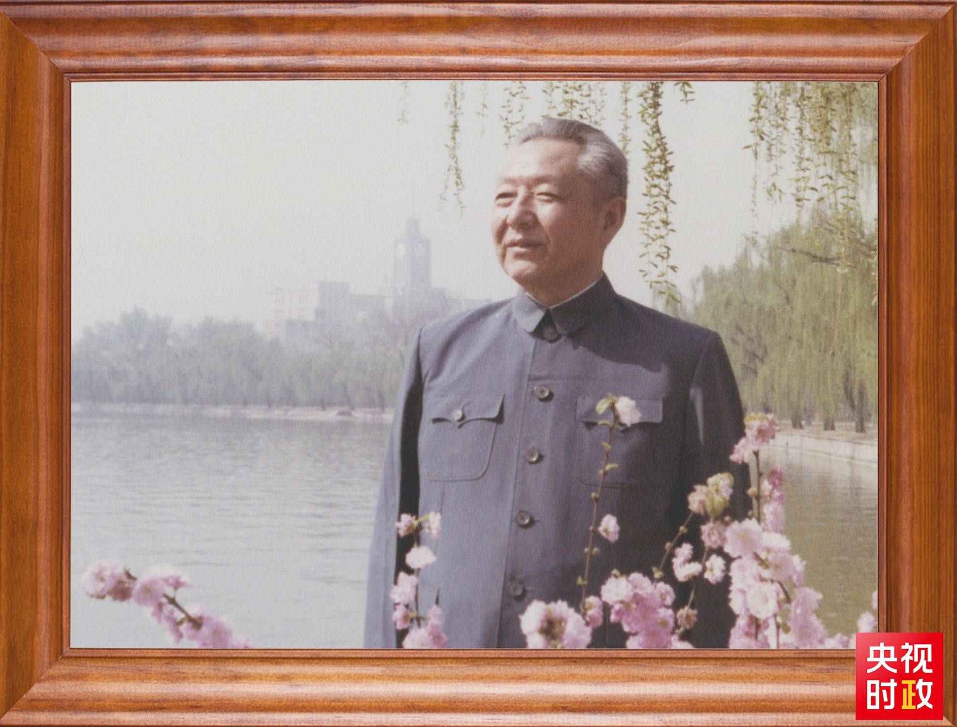 △這是習(xí)近平父親習(xí)仲勛同志的照片。2023年10月15日，是習(xí)仲勛同志誕辰110周年紀(jì)念日。這張照片第一次出現(xiàn)在他的書架上。