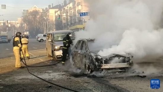 這張俄羅斯緊急情況部12月30日發(fā)布的視頻截圖顯示，在俄羅斯別爾哥羅德市，工作人員在現(xiàn)場救援。新華社發(fā)