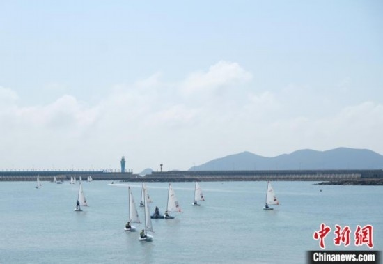 浙江象山，杭州亞運會帆船項目運動員揚帆起航。林波 攝