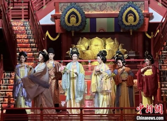 2023年12月31日晚間，在長(zhǎng)安十二時(shí)辰主題街區(qū)進(jìn)行的漢服表演。 中新社記者 張一辰 攝