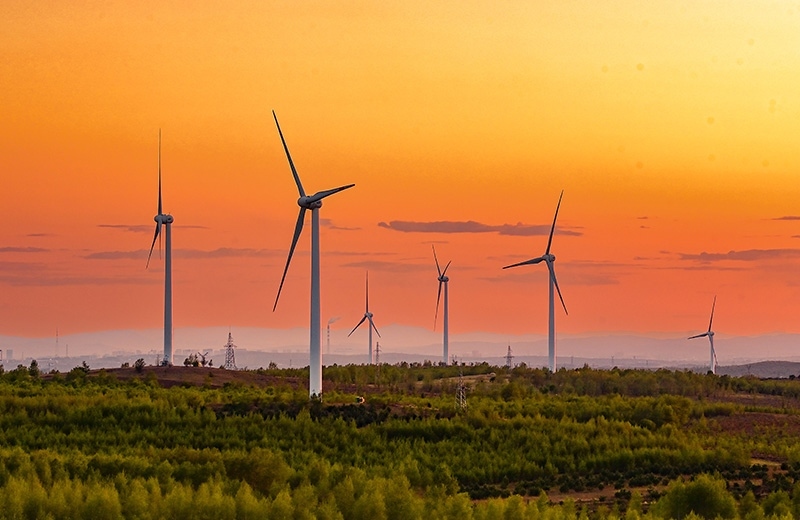 2023年5月23日清晨拍攝的內(nèi)蒙古興安盟烏蘭浩特市呼和馬場風(fēng)力光伏發(fā)電場內(nèi)的風(fēng)機。